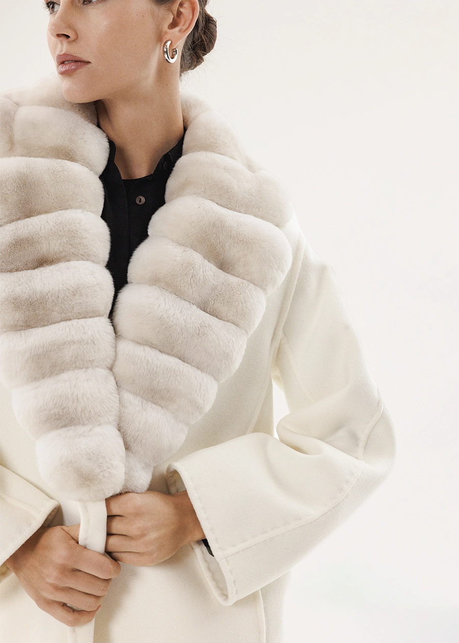 Молочное кашемировое пальто с английским воротником из меха шиншиллы
