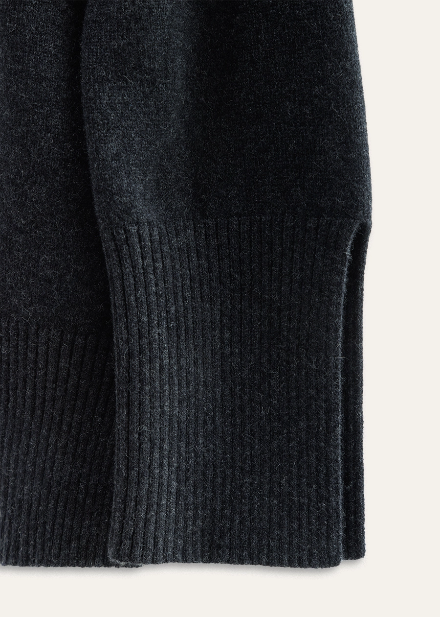 Графитовый свитер из кашемира с разрерами по бокам и на рукавах