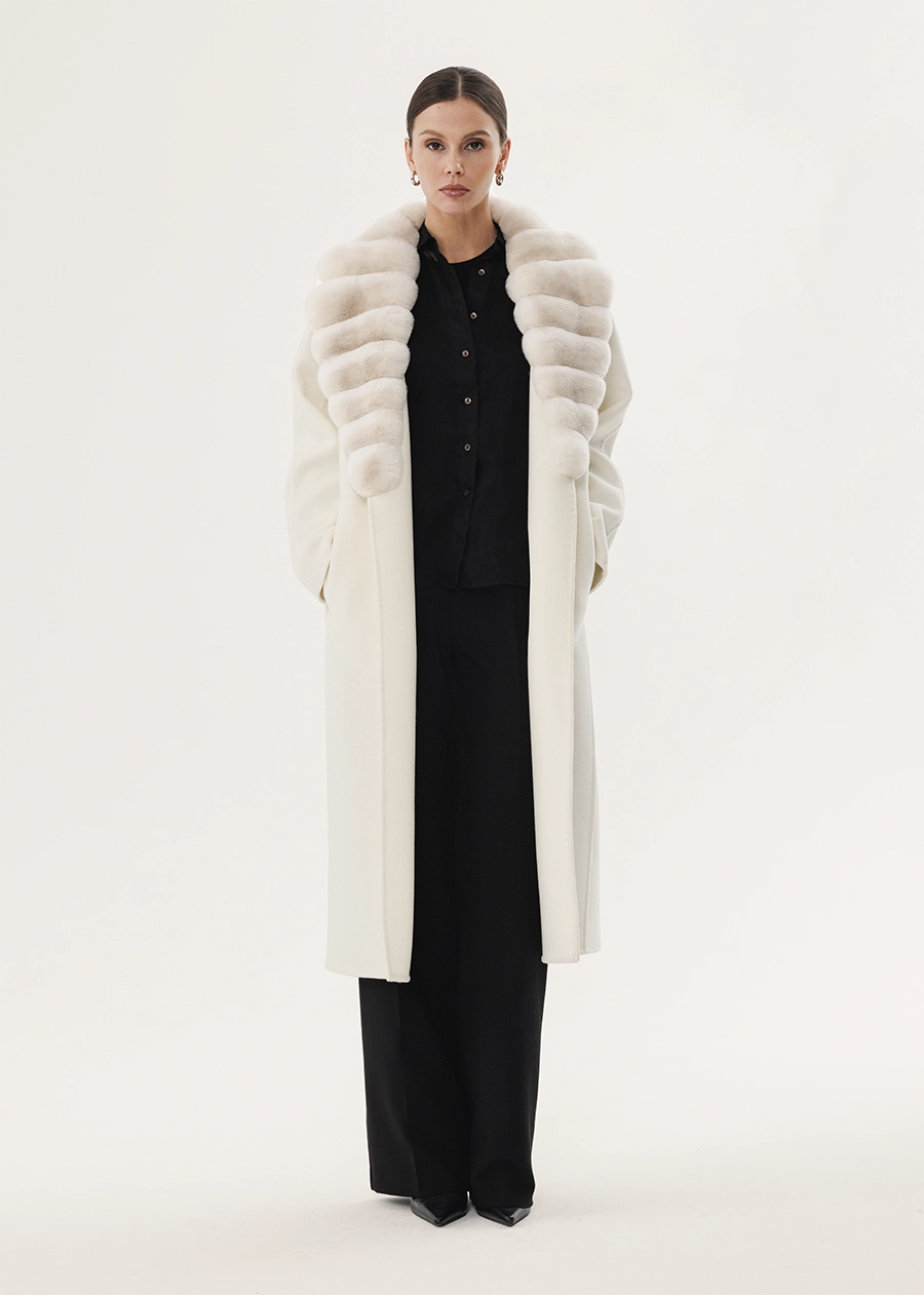 Молочное кашемировое пальто с английским воротником из меха шиншиллы