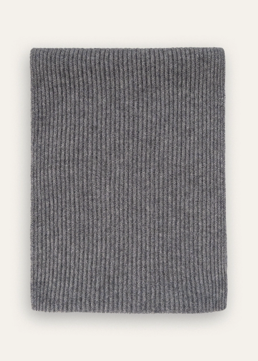 Жемчужно-серый вязаный шарф из кашемира в английскую резинку