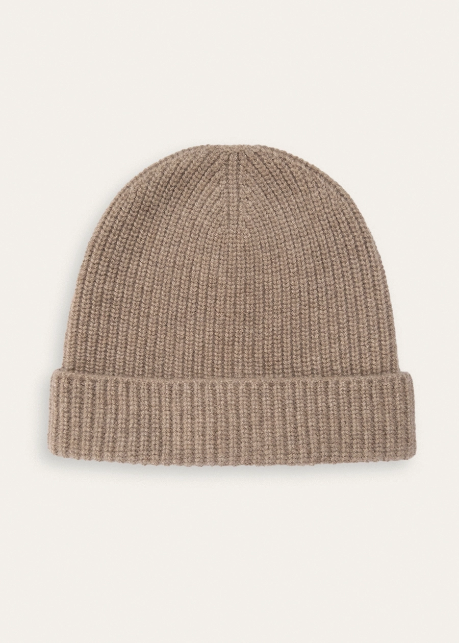 Вязаная кашемировая шапка в бежевом оттенке
