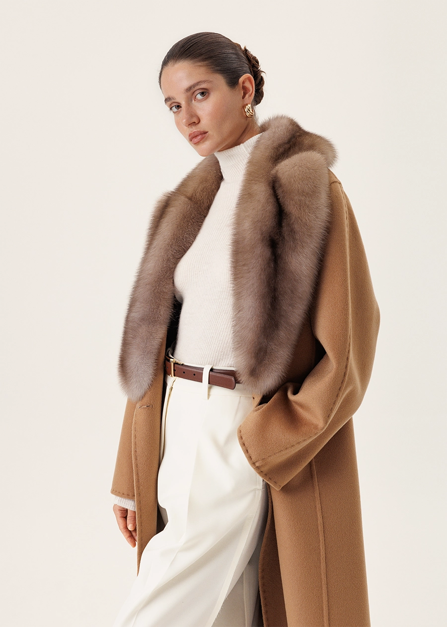 Классическое двубортное пальто из кашемира с соболиным воротником